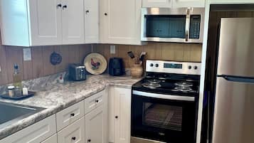 Microondas, horno, placa de cocina, lavavajillas