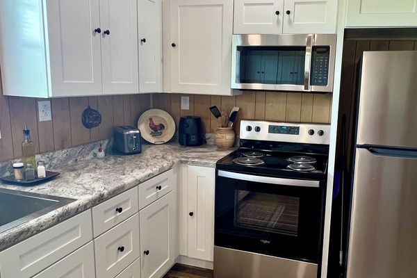 Mikrovågsugn, ugn, spishäll och diskmaskin