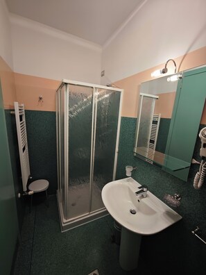Double or Twin Room | Bilik Mandi | Pancuran mandi, pengering rambut, tuala disediakan, sabun 