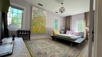 2 bedrooms, desk, iron/ironing board, WiFi