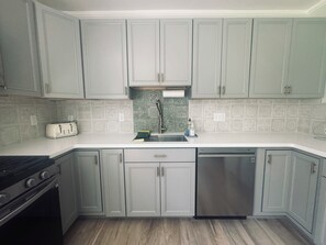 Microondas, horno, placa de cocina y lavavajillas