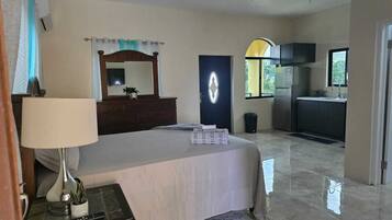 1 dormitori, planxa i posts de planxar, wifi i roba de llit