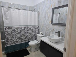 Doccia, asciugamani, sapone, carta igienica