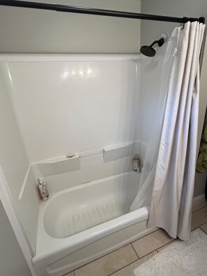 Dusche, Haartrockner, HandtĂŒcher, Seife