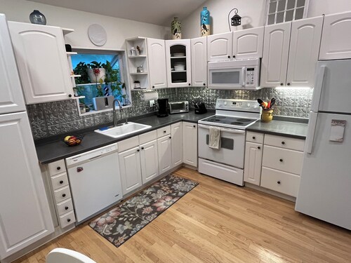 Clean Comfortable 4-bedroom house w/ deck. Near I-95.  EZ Access to PHL & Trains