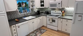 Clean Comfortable 4-bedroom house w/ deck. Near I-95.  EZ Access to PHL & Trains