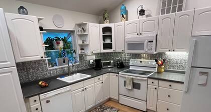 Clean Comfortable 4-bedroom house w/ deck. Near I-95. EZ Access to PHL & Trains