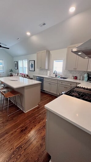 Micro-ondes, four, plaque de cuisson, lave-vaisselle