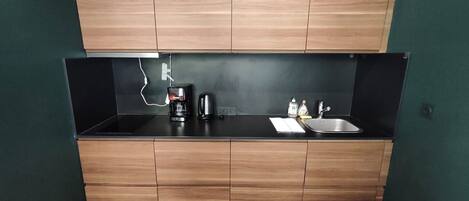 Réfrigérateur, micro-ondes, plaque de cuisson, lave-vaisselle