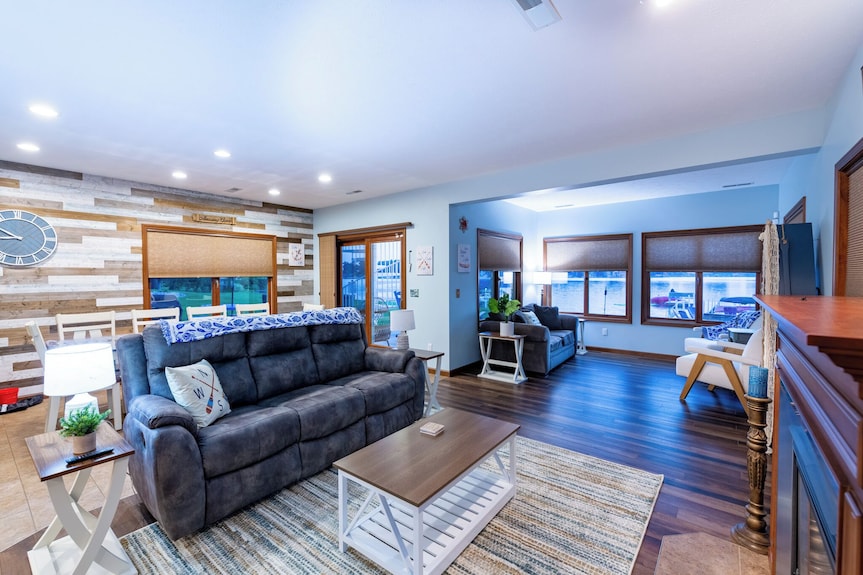 Dockside Daze | Lakefront + Hot Tub | Sleeps 12, Stellar Sunsets - Middlebury, IN