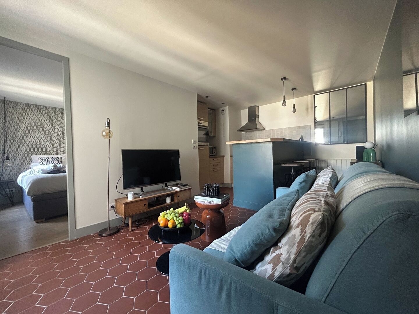 1 chambre, bureau, fer et planche à repasser, lit parapluie