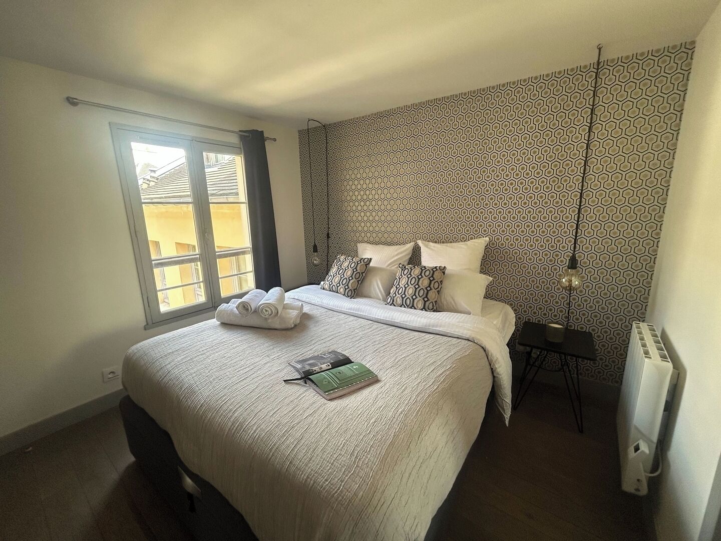 1 sovrum, skrivbord, strykjärn/strykbräda och resesäng