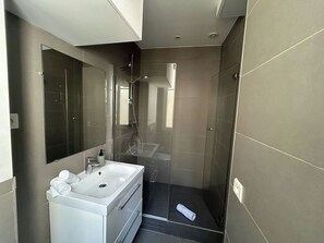 Secador de pelo, toallas