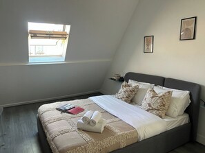 1 habitación, escritorio, tabla de planchar con plancha y cuna de viaje 