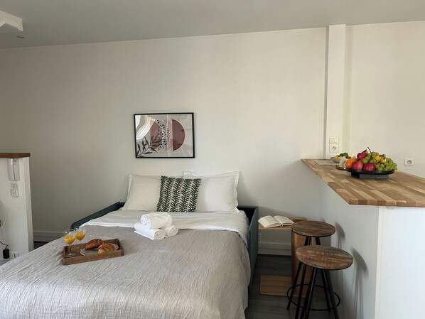 1 habitación, escritorio, tabla de planchar con plancha y cuna de viaje