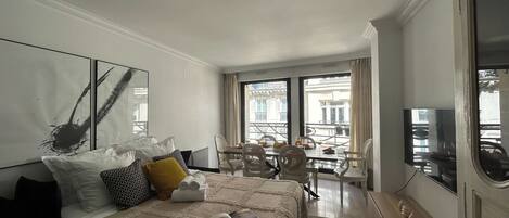 2 chambres, bureau, fer et planche à repasser, lit parapluie