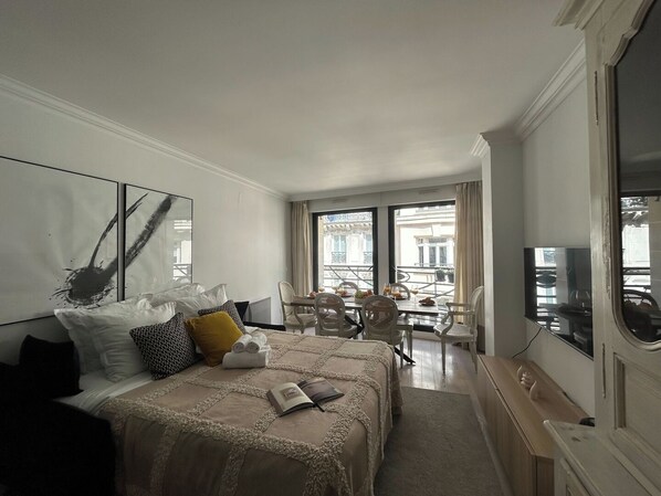 2 bedrooms, desk, iron/ironing board, travel crib