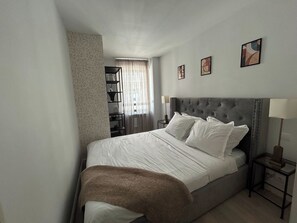 2 habitaciones, escritorio y tabla de planchar con plancha 