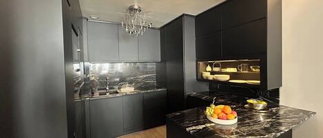 Réfrigérateur, micro-ondes, four, plaque de cuisson