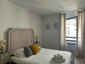 2 habitaciones, escritorio y tabla de planchar con plancha 