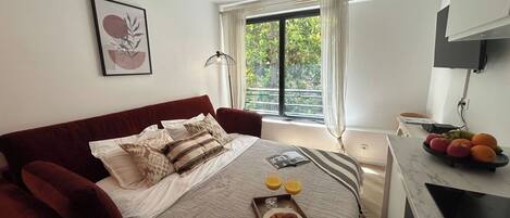 1 Schlafzimmer, Schreibtisch, Bügeleisen/Bügelbrett, Reisekinderbett