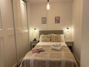 1 Schlafzimmer, Schreibtisch, Bügeleisen/Bügelbrett, Reisekinderbett