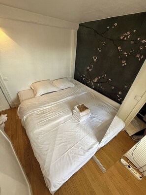 Skrivebord, strykejern/-brett, reiseseng for barn og wi-fi (inkludert)