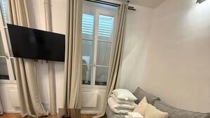 Living area - BnBNook - Bright 1BR by Champ de Mars (Paris)