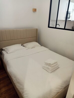 1 chambre, bureau, fer et planche à repasser, lit de bébé portatif