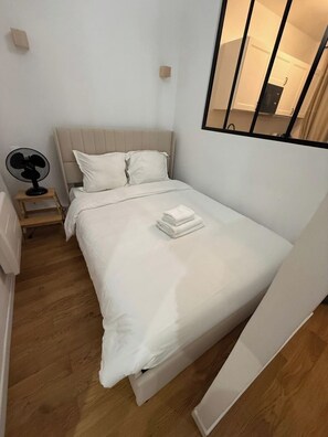 1 chambre, bureau, fer et planche à repasser, lit parapluie
