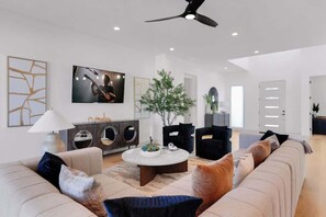 Smart TV, table football, offices - Sunrift-Pool & Spa-Game Room-Walk to Old Town! (Scottsdale)