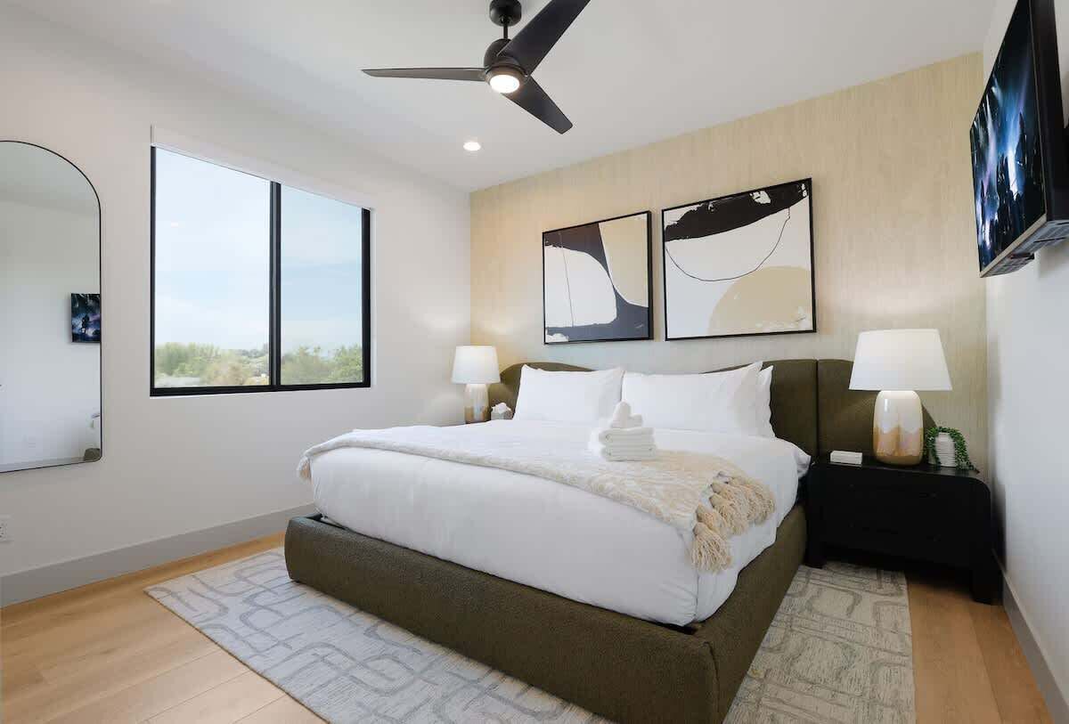 5 bedrooms, desk, iron/ironing board, travel cot