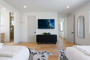 5 bedrooms, desk, iron/ironing board, travel crib - Sunrift-Pool & Spa-Game Room-Walk to Old Town! (Scottsdale)