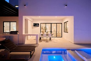 Outdoor dining - Sunrift-Pool & Spa-Game Room-Walk to Old Town! (Scottsdale)