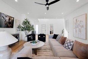 スマートテレビ、テーブルサッカー台、書庫