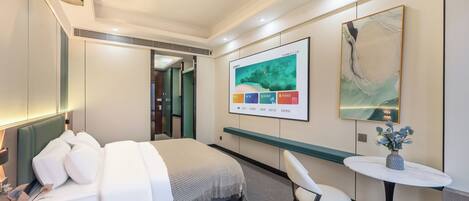 Une chambre d’hôtel moderne, équipée d’un lit, d’une table de chevet, d’une chaise et d’une œuvre d’art au mur.