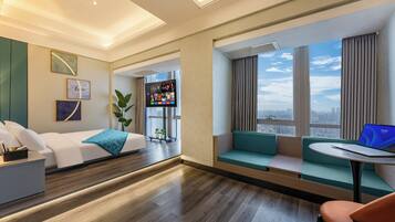 Kahden hengen design-huone, kaupunkinäköala | Työpöytä, kannettavalle tietokoneelle sopiva työtila, pimennysverhot