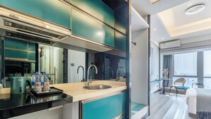 Comfort Double Room, City View | Meja, ruang kerja komputer riba, langsir/tirai gelap terus, kalis bunyi 