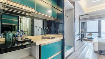 Habitación Confort doble, vistas a la ciudad | Escritorio, espacio para trabajar con un portátil, cortinas opacas