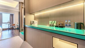 Design Double Room, City View | Ruang tamu | TV LCD, filem berbayar, pencetak 