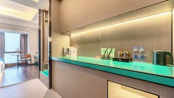 Quarto casal design, vista para a cidade | Área de estar | TV LCD, filmes pagos, impressoras
