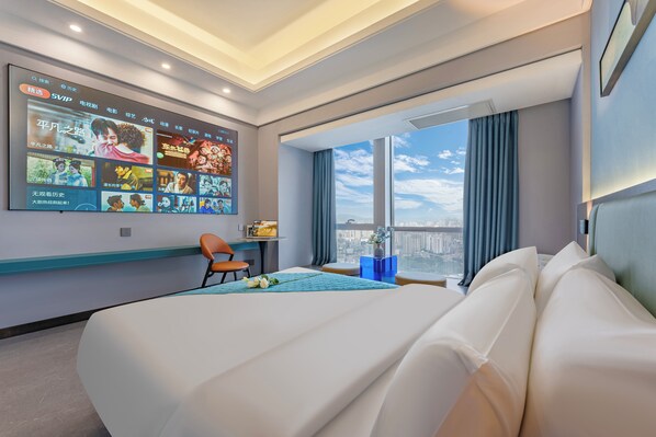 Chambre Double Confort, vue ville | Bureau, espace de travail pour ordinateur portable, rideaux occultants