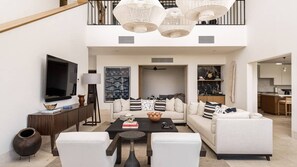 TV, peis og kontorer