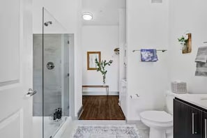 Secadora de cabello, toallas, jabón, papel de baño