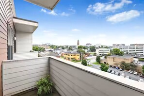 Property grounds - HonkyTonk Oasis, Poolside  & Custom Wood Accents + Discounts! (Nashville)