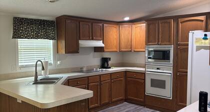 Lovely 4-bedroom house in Clarksville walking distance to downtown activities