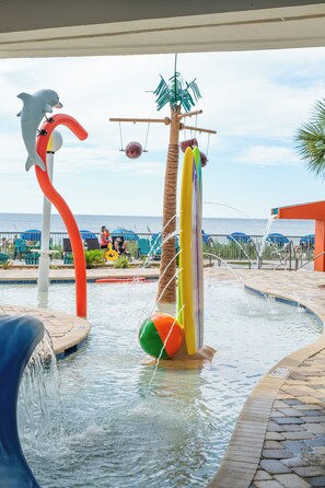 Una piscina cubierta, una piscina al aire libre