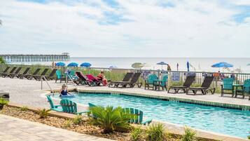 Een binnenzwembad, een buitenzwembad