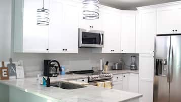 Four à micro-ondes, un four, surface de cuisson, lave-vaisselle