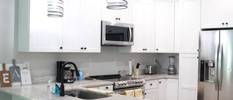 Microondas, horno, placa de cocina y lavavajillas